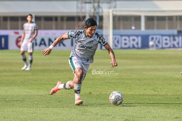 Bek sayap kiri Tira Persikabo, Firza Andika, sedang menggiring bola dalam laga pekan keenam Liga 1 2021 di Stadion Madya, Senayan, Jakarta, 2 Oktober 2021.