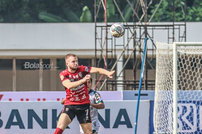 Striker Bali United, Melvin Platje, nampak akan menyundul bola dalam laga pekan keenam Liga 1 2021 di Stadion Madya, Senayan, Jakarta, 2 Oktober 2021.