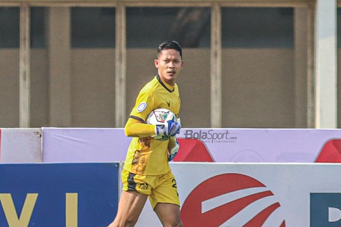 Kiper Tira Persikabo, Syahrul Trisna Fadillah, sedang menangkap bola dalam laga pekan keenam  BRI Liga 1 2021 di Stadion Madya, Senayan, Jakarta, 2 Oktober 2021.