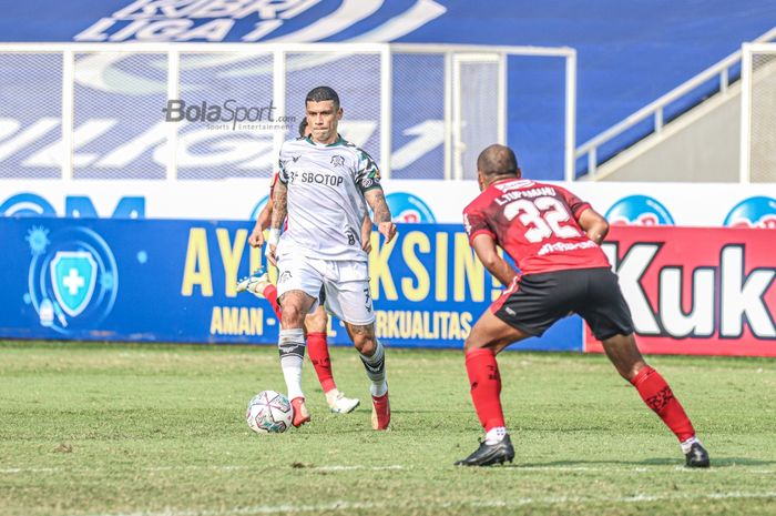 Striker Tira Persikabo, Ciro Alves (kiri), sedang menguasai bola dalam laga pekan keenam Liga 1 2021 di Stadion Madya, Senayan, Jakarta, 2 Oktober 2021.