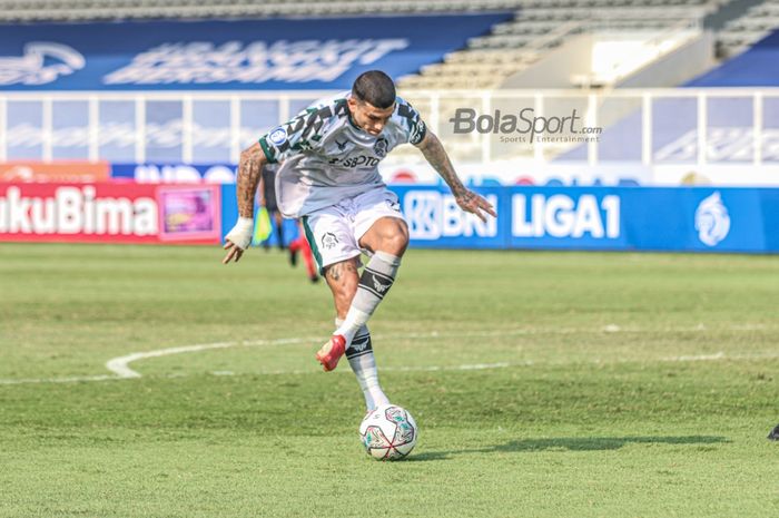 Striker Tira Persikabo, Ciro Alves, nampak sedang memguasai bola dalam laga pekan keenam Liga 1 2021 di Stadion Madya, Senayan, Jakarta, 2 Oktober 2021.