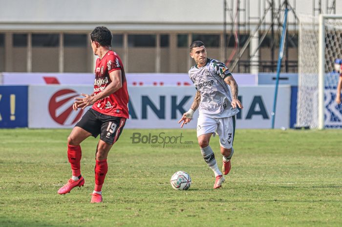 Striker Tira Persikabo, Ciro Alves (kanan), sedang menguasai bola dalam laga pekan keenam Liga 1 2021 di Stadion Madya, Senayan, Jakarta, 2 Oktober 2021.