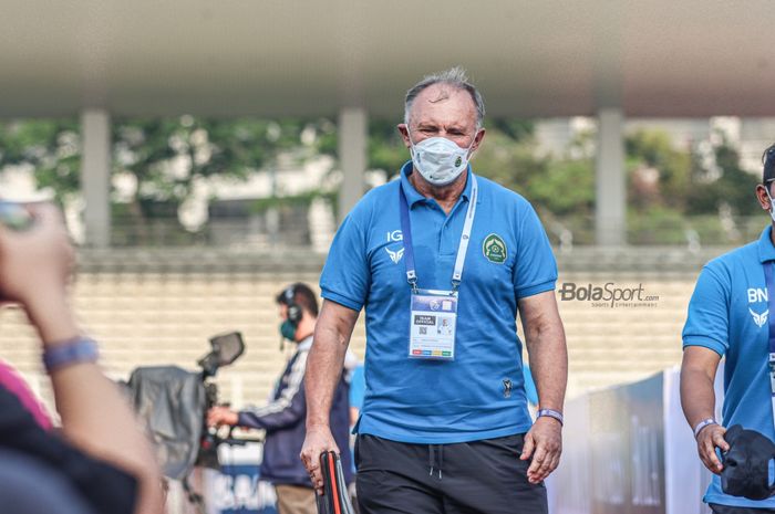 Pelatih Tira Persikabo, Igor Kriushenko, turut hadir dalam laga pekan keenam Liga 1 2021 di Stadion Madya, Senayan, Jakarta, 2 Oktober 2021.