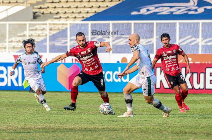 Striker Bali United, Ilija Spasojevic, sedang menguasai bola dalam laga pekan keenam Liga 1 2021 di Stadion Madya, Senayan, Jakarta, 2 Oktober 2021.