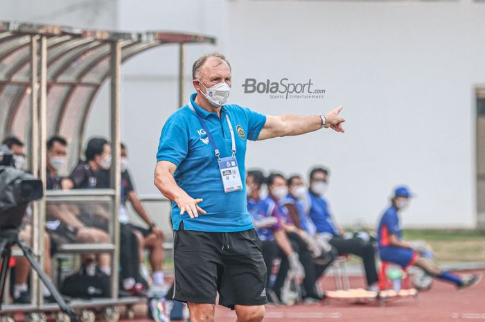 Pelatih Tira Persikabo, Igor Kriushenko, sedang memberikan intruksi kepada para pemainnya dalam laga pekan keenam Liga 1 2021 di Stadion Madya, Senayan, Jakarta, 2 Oktober 2021.