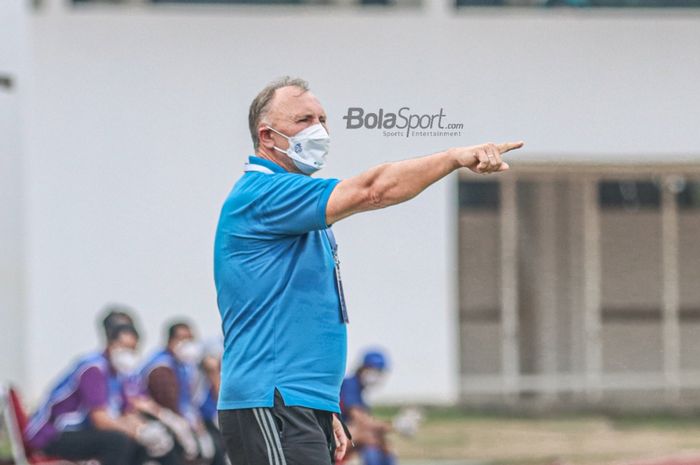 Pelatih Tira Persikabo, Igor Kriushenko, nampak sedang memberikan intruksi kepada para pemainnya dalam laga pekan keenam Liga 1 2021 di Stadion Madya, Senayan, Jakarta, 2 Oktober 2021.