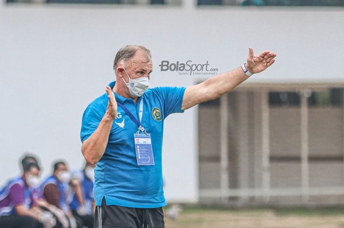 Pelatih Tira Persikabo, Igor Kriushenko, nampak sedang memberikan intruksi kepada para pemainnya dalam laga pekan keenam Liga 1 2021 di Stadion Madya, Senayan, Jakarta, 2 Oktober 2021.