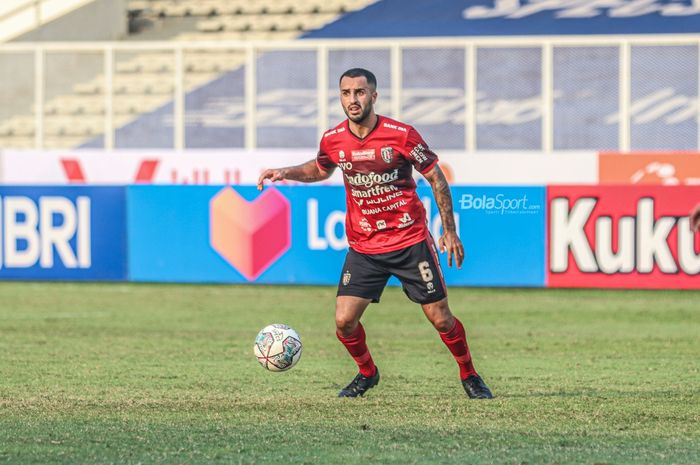 Gelandang Bali United, Brwa Nouri, sedang menguasai bola dalam laga pekan keenam Liga 1 2021 di Stadion Madya, Senayan, Jakarta, 2 Oktober 2021.