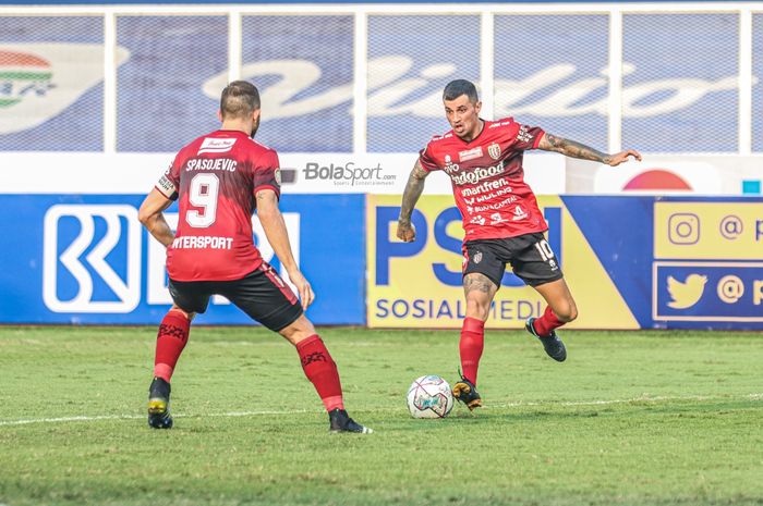 Pemain sayap kanan Bali United, Stefano Lilipaly (kanan), nampak sedang mengoper bola dalam laga pekan keenam Liga 1 2021 di Stadion Madya, Senayan, Jakarta, 2 Oktober 2021.