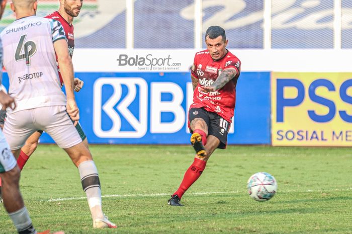 Pemain sayap kanan Bali United, Stefano Lilipaly (kanan), nampak sedang menendang bola dalam laga pekan keenam Liga 1 2021 di Stadion Madya, Senayan, Jakarta, 2 Oktober 2021.