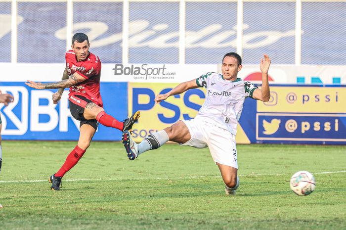 Pemain sayap kanan Bali United, Stefano Lilipaly (kiri), sedang menendang bola dan berusaha dihalau bek Tira Persikabo, Andy Setyo Nugraha (kanan), dalam laga pekan keenam Liga 1 2021 di Stadion Madya, Senayan, Jakarta, 2 Oktober 2021.