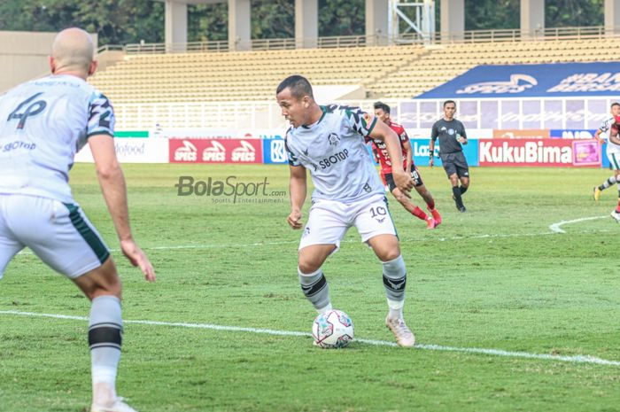 Gelandang Tira Persikabo, Guntur Triaji (kanan), sedang menguasai bola dalam laga pekan keenam Liga 1 2021 di Stadion Madya, Senayan, Jakarta, 2 Oktober 2021.