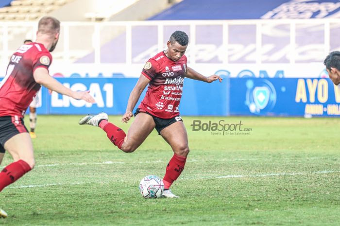 Gelandang Bali United, Eber Bessa, nampak akan menendang bola dalam laga pekan keenam Liga 1 2021 di Stadion Madya, Senayan, Jakarta, 2 Oktober 2021.