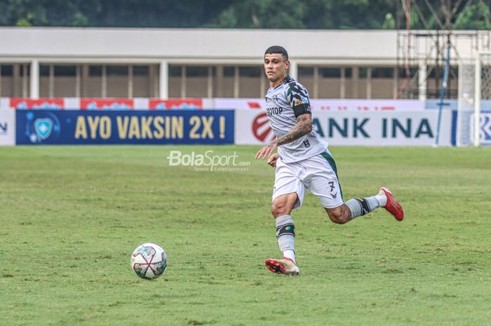 Striker Tira Persikabo, Ciro Alves, sedang menguasai bola dalam laga pekan keenam Liga 1 2021 di Stadion Madya, Senayan, Jakarta, 2 Oktober 2021.