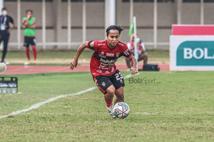 Gelandang Bali United, Fahmi Al Ayyubi, sedang menguasai bola dalam laga pekan keenam Liga 1 2021 di Stadion Madya, Senayan, Jakarta, 2 Oktober 2021.