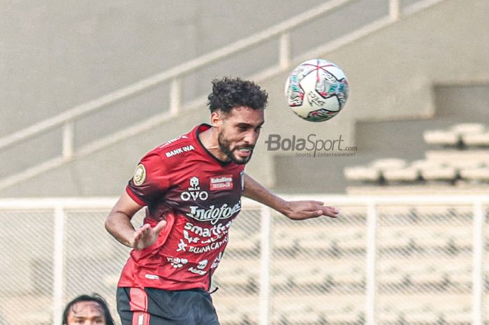 Bek Bali United, Willian Pacheco, sedang menyundul bola dalam laga pekan keenam Liga 1 2021 di Stadion Madya, Senayan, Jakarta, 2 Oktober 2021.