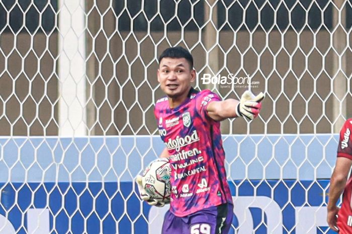 Kiper Bali United, Wawan Hendrawan, nampak sedang memberikan arahan kepada rekan-rekannya dalam laga pekan keenam Liga 1 2021 di Stadion Madya, Senayan, Jakarta, 2 Oktober 2021.