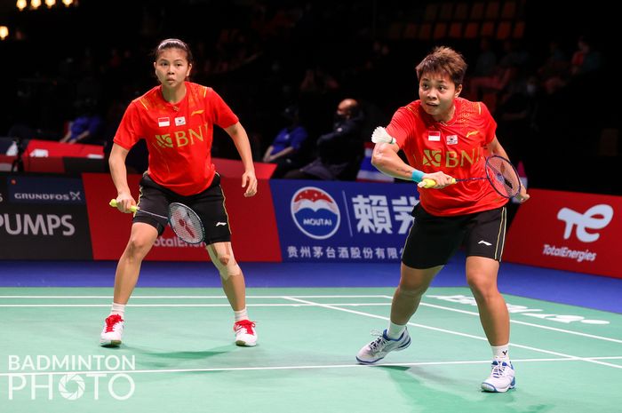 Pasangan ganda putri Indonesia, Greysia Polii/Apriyani Rahayu, saat bertanding melawan wakil Jerman, Stine K&uuml;spert/Emma Moszczynski, pada pertandingan pertama penyisihan Grup A Uber Cup 2020, di Ceres Arena, Aarhus, Denmark, Sabtu (9/10/2021)