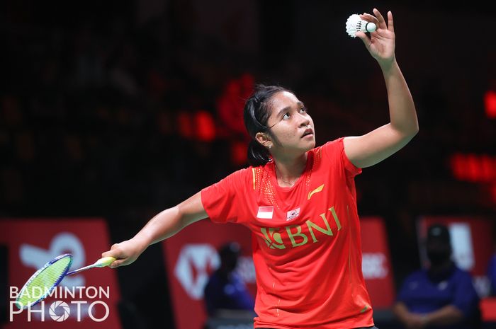 Pebulu tangkis tunggal putri Indonesia, Ester Nurumi Tri Wardoyo, saat bertanding melawan wakil Jerman, Thuc Phuong Nguyen, pada pertandingan pertama penyisihan Grup A Uber Cup 2020, di Ceres Arena, Aarhus, Denmark, Sabtu (9/10/2021)