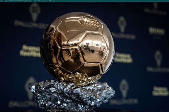 Trofi penghargaan Pemain Terbaik versi France Football alias Ballon d'Or .