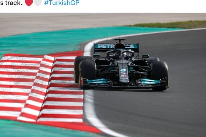 Pembalap Mercedes, Lewis Hamilton, menjadi yang tercepat pada latihan bebas kesatu F1 GP Turki di Istanbul Park, Turki, 8 Oktober 2021.