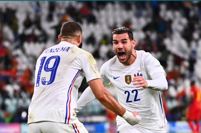 Momen Theo Hernandez merayakan gol kemenangan ke gawang Belgia bersama Karim Benzema dalam kemenangan 3-2 di semifinal UEFA Nations League.