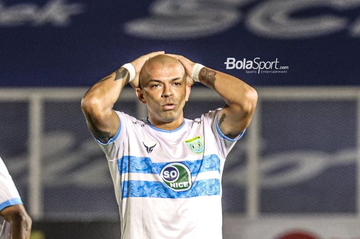 Striker Persela Lamongan, Ivan Carlos, nampak terkejut dengan peluangnya dalam laga pekan keenam Liga 1 2021 di Stadion Madya, Senayan, Jakarta, 3 Oktober 2021.
