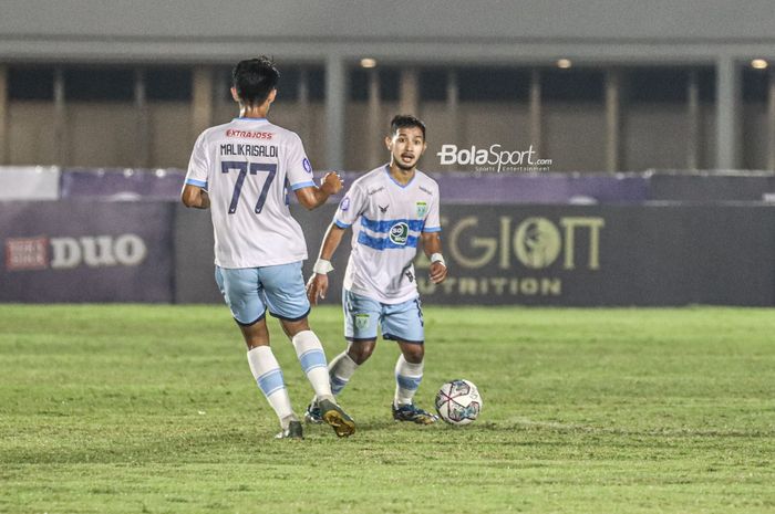 Gelandang Persela Lamongan, Gian Zola (kanan), sedang menguasai bola dalam laga pekan keenam Liga 1 2021 di Stadion Madya, Senayan, Jakarta, 3 Oktober 2021.