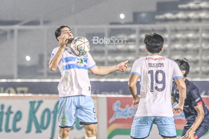 Gelandang Persela Lamongan, Jabar Sharza (kiri), sedang mengontrol bola dengan dadanya dalam laga pekan keenam Liga 1 2021 di Stadion Madya, Senayan, Jakarta, 3 Oktober 2021.