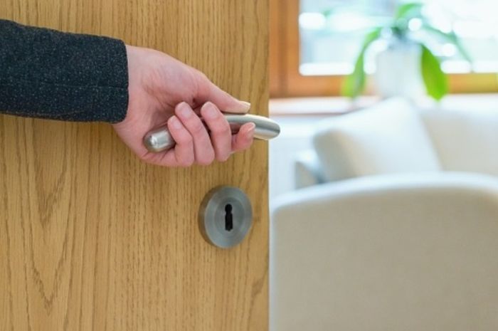 Ternyata kondisioner rambut bisa diandalkan untuk mengatasi engsel pintu yang berderak.