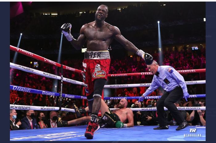 Momen saat Deontay Wilder menjatuhkan Tyson Fury saat bertarung untuk ketiga kalinya di T-Mobile Arena, Las Vegas, Nevada, Amerika Serikat, Minggu (10/10/2021). 