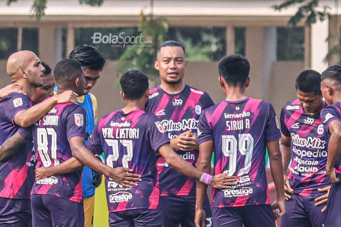 Bek RANS Cilegon FC, Hamka Hamzah (tengah), sedang memberikan arahan kepada rekan-rekannya dalam laga pekan kedua Liga 2 2021 di Stadion Madya, Senayan, Jakarta, 5 Oktober 2021.