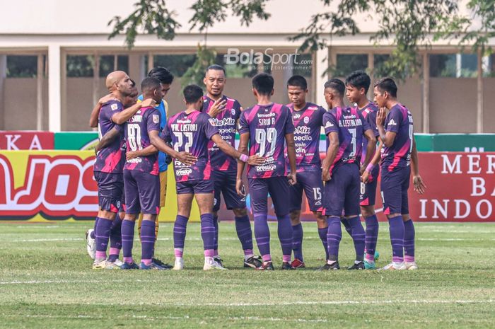 Skuat RANS Cilegon FC sedang melakukan briefing dalam laga pekan kedua Liga 2 2021 di Stadion Madya, Senayan, Jakarta, 5 Oktober 2021.