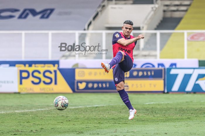 Striker RANS Cilegon FC, Cristian Gonzales, sedang melakukan pemanasan dalam laga pekan kedua Liga 2 2021 di Stadion Madya, Senayan, Jakarta, 5 Oktober 2021.