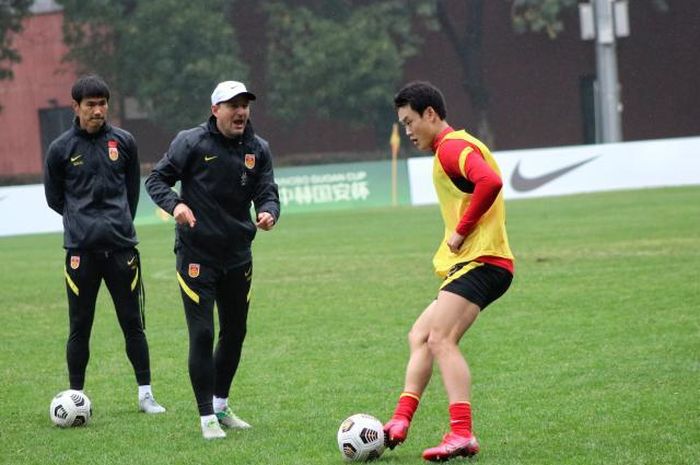 Pelatih timnas U-23 China, Aleksandar Jankovic (topi putih), tampak meneriaki pemain timnas U-23 China yang sedang berlatih.