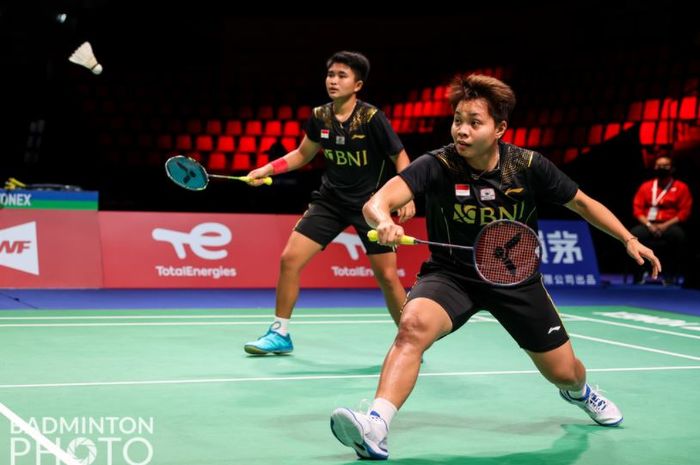 Pasangan ganda putri Indonesia, Apriyani Rahayu (kanan) dan Putri Syaikah (kiri), saat tampil perdana dalam berduet pada Uber Cup 2020, Senin (11/10/2021).