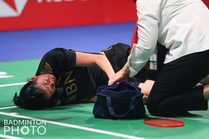 Pebulu tangkis tunggal putri Indonesia, Nandini Putri Arumni, menerima pertolongan pertama dari tim medis setelah melakukan pendaratan yang kurang sempurna pada pertandingan penyisihan Grup A Uber Cup 2020 melawan wakil Prancis, Yaelle Hoyaux, di Ceres Arena, Aarhus, Denmark, Senin (10/11/2021).