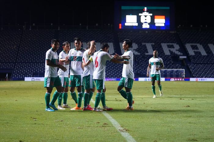 Para pemain Timnas Indonesia merayakan gol di babak pertama melawan Taiwan pada laga play-off Piala Asia 2022 di di Stadion Chang Arena Buriram, Thailand, Senin (11/10/2021). Indonesia kini bersiap ke Piala AFF.