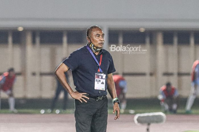 Pelatih Martapura Dewa United, Kas Hartadi, sedang memantau para pemainnya dalam laga pekan kedua Liga 2 2021 di Stadion Madya, Senayan, Jakarta, 5 Oktober 2021.