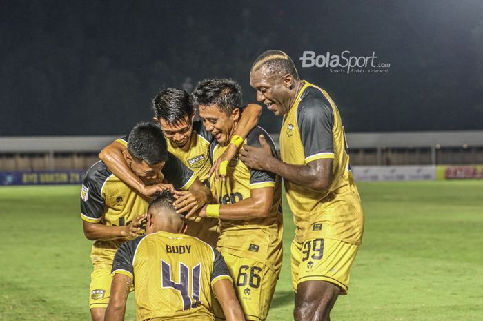 (Dari kanan ke kiri) Herman Dzumafo Epandi, Gufron Al Maruf, dan sejumlah pemain Martapura Dewa United ikut merayakan gol dari Selamet Budiono dalam laga pekan kedua Liga 2 2021 di Stadion Madya, Senayan, Jakarta, 5 Oktober 2021.