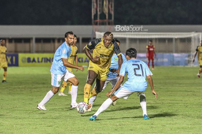 Striker Martapura Dewa United, Herman Dzumafo Epandi (jersey kuning), sedang berusaha melewati lawannya dalam laga pekan kedua Liga 2 2021 di Stadion Madya, Senayan, Jakarta, 5 Oktober 2021.