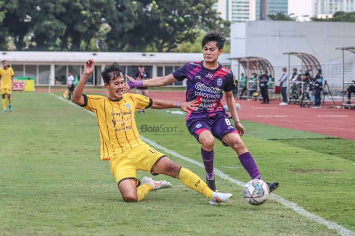 Gelandang RANS Cilegon FC, Rendy Juliansyah (kanan), sedang menguasai bola dan berusaha ditekel bek Perserang Serang, Ivan Julyandhy (kiri), dalam pekan ketiga Liga 2 2021 di Stadion Madya, Senayan, Jakarta, 12 Oktober 2021.