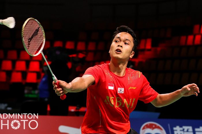 Pebulu tangkis tunggal putra Indonesia, Anthony Sinisuka Ginting, saat bertanding melawan wakil Thailand, Kantaphon Wangcharoen, pada lanjutan penyisihan Grup A Thomas Cup 2020 di Ceres Arena, Aarhus, Denmark, Senin (11/10/2021).