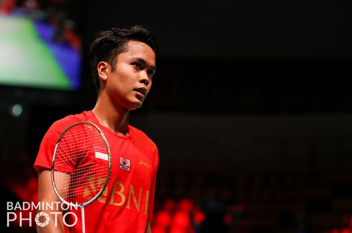 Pebulu tangkis tunggal putra Indonesia, Anthony Sinisuka Ginting, saat bertanding melawan wakil Thailand, Kantaphon Wangcharoen, pada lanjutan penyisihan Grup A Thomas Cup 2020 di Ceres Arena, Aarhus, Denmark, Senin (11/10/2021).