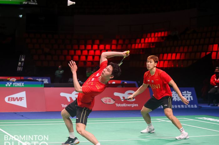 Pasangan ganda putra Indonesia, Marcus Fernaldi Gideon/Kevin Sanjaya Sukamuljo, saat menjalani pertandingan melawan wakil Thailand, Supak Jomkoh/Kittinupong Kedren, pada lanjutan penyisihan Grup A Thomas Cup 2020 di Ceres Arena, Aarhus, Denmark, Senin (11/10/2021).