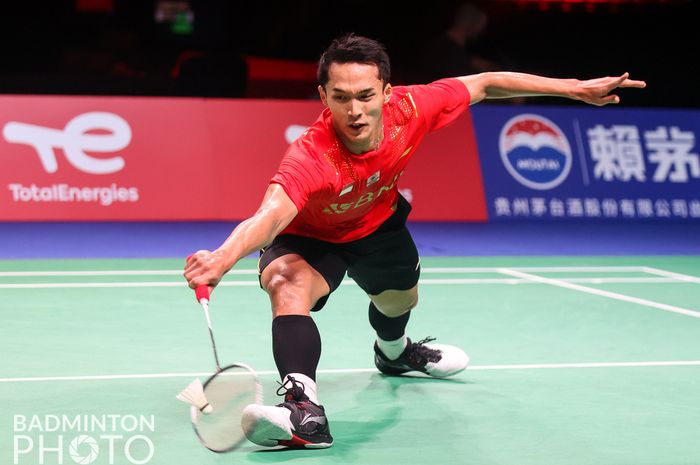 Pebulu tangkis  tunggal putra Indonesia, Jonatan Christie, saat bertanding melawan wakil Thailand, Kunlavut Vitidsarn, pada lanjutan penyisihan Grup A Thomas Cup 2020 di Ceres Arena, Aarhus, Denmark, Senin (11/10/2021).