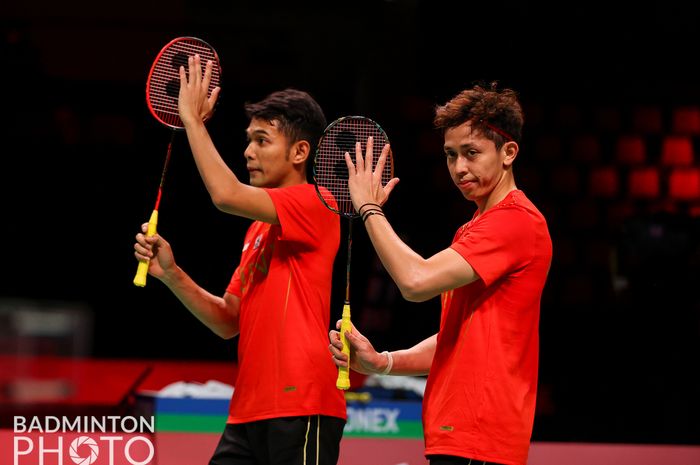 Pasangan ganda putra Indonesia, Fajar Alfian/Muhammad Rian Ardianto, melakukan selebrasi usai memenangi pertandingan melawan wakil Thailand, Natthapat Trinkajee/Tanupat Viriyangkura, pada lanjutan penyisihan Grup A Thomas Cup 2020 di Ceres Arena, Aarhus, Denmark, Senin (11/10/2021).