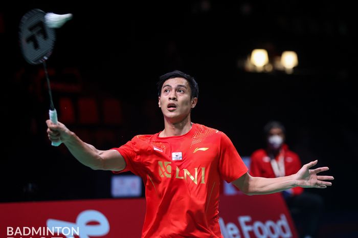 Pebulu tangkis tunggal putra Indonesia, Shesar Hiren Rhustavito, saat bertanding melawan wakil Thailand, Adulrach Namkul, pada lanjutan penyisihan Grup A Thomas Cup 2021 di Ceres Arena, Aarhus, Denmark, Senin (11/10/2021).