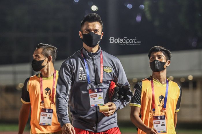 Kiper Martapura Dewa United, Shahar Ginanjar (tengah), nampak telah memasuki lapangan dalam laga pekan kedua Liga 2 2021 di Stadion Madya, Senayan, Jakarta, 5 Oktober 2021.