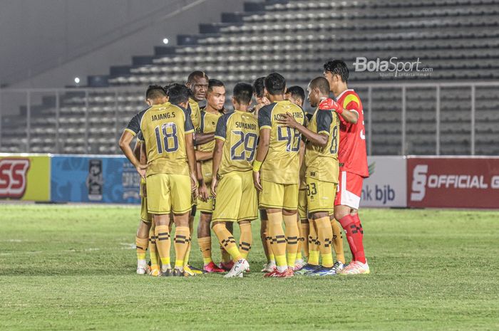 Skuat Martapura Dewa United sedang melakukan briefing dalam laga pekan kedua Liga 2 2021 di Stadion Madya, Senayan, Jakarta, 5 Oktober 2021.